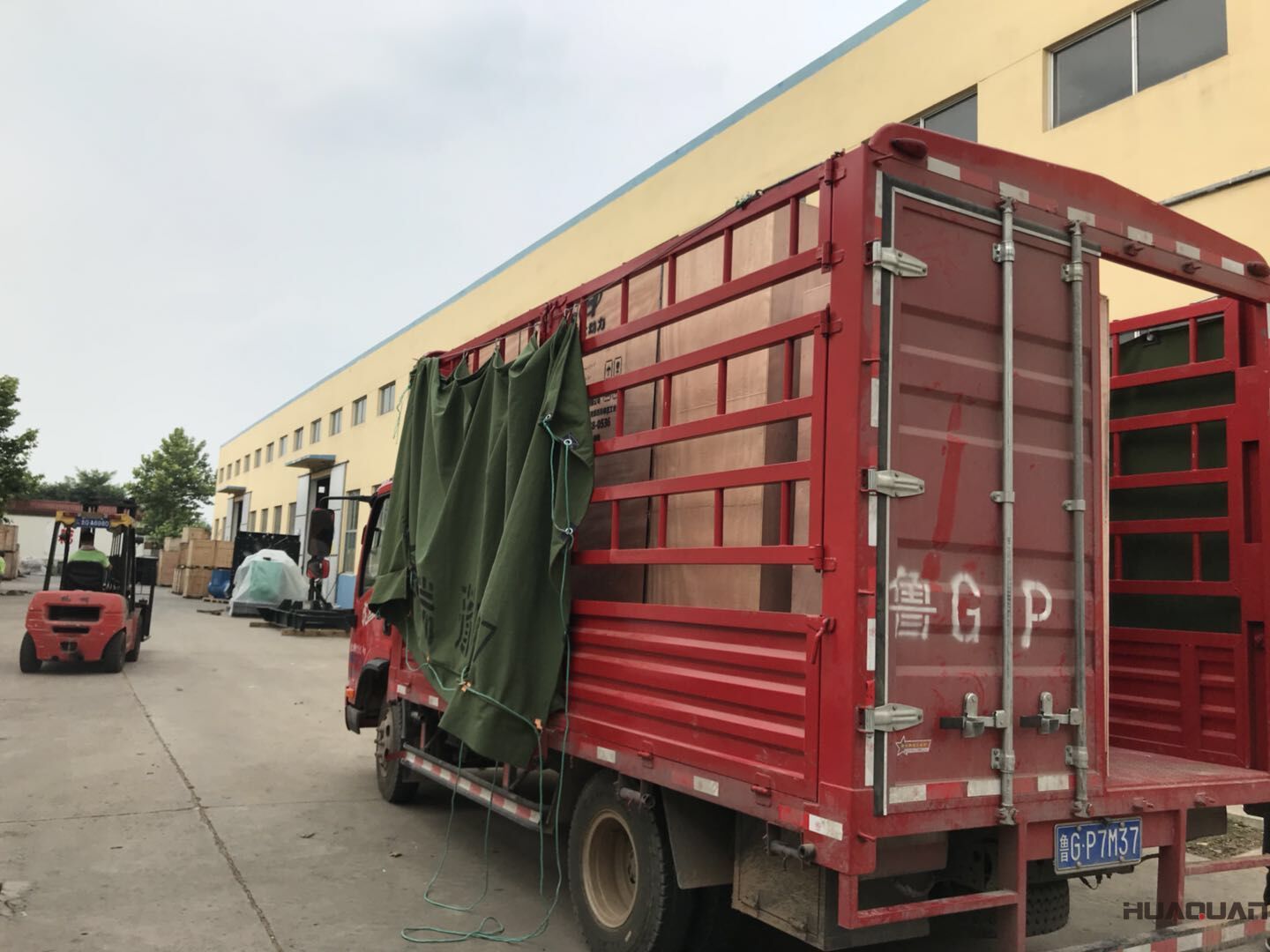 8月21日，一臺800kw自動化柴油發(fā)電機(jī)組從華全動力順利發(fā)往西北地區(qū)咸陽市