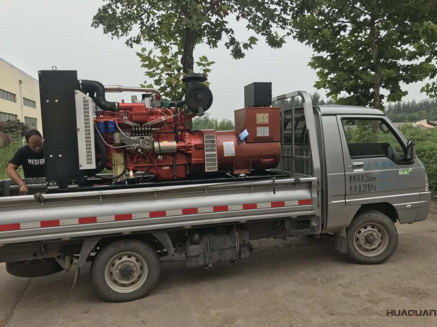 9月28日一臺260kw標配型柴油發(fā)電機組發(fā)往山東