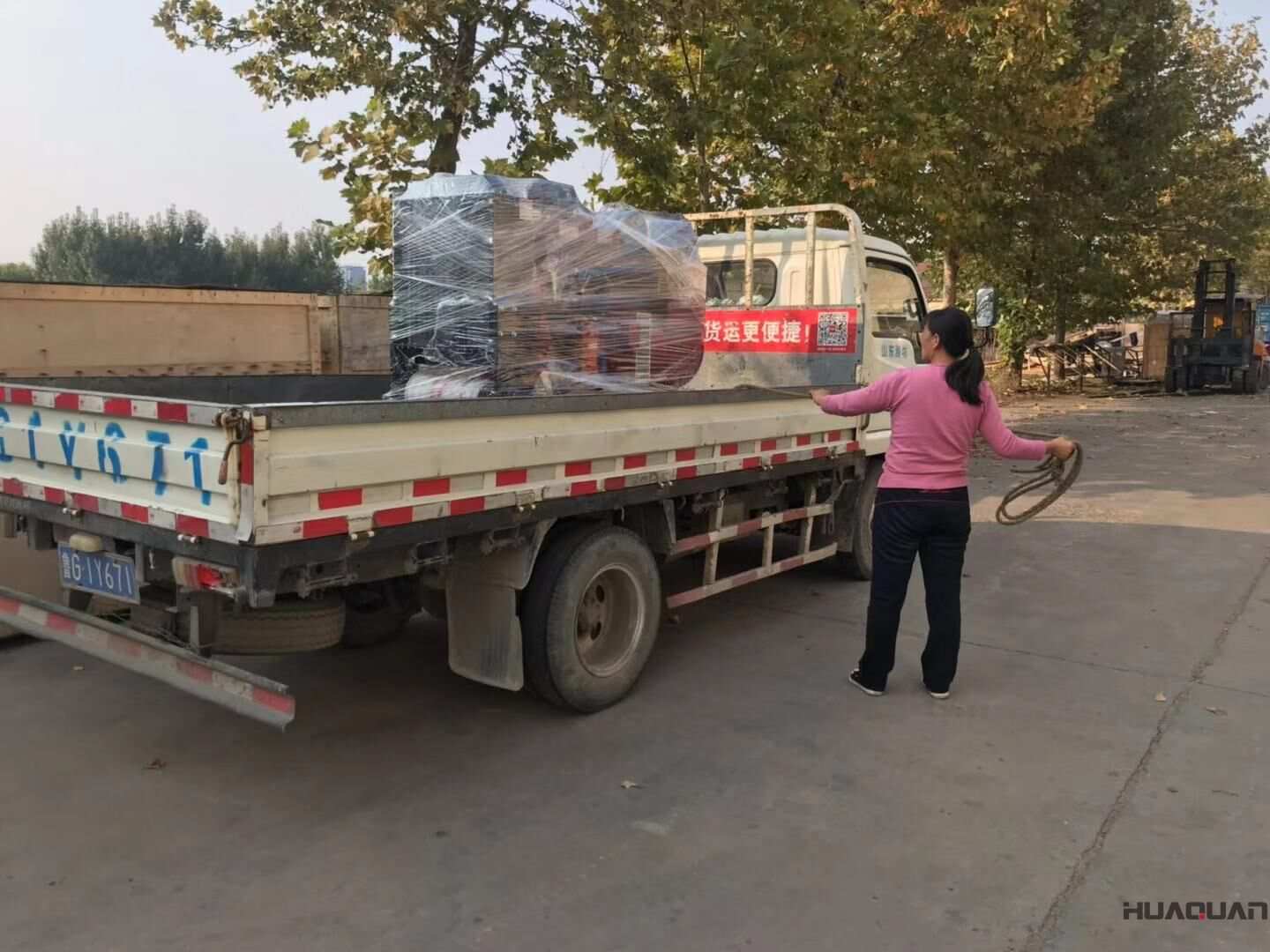 10月17日，楊先生在華全動力代裝的一臺25kw移動靜音拖車柴油發電機組現已成功發貨