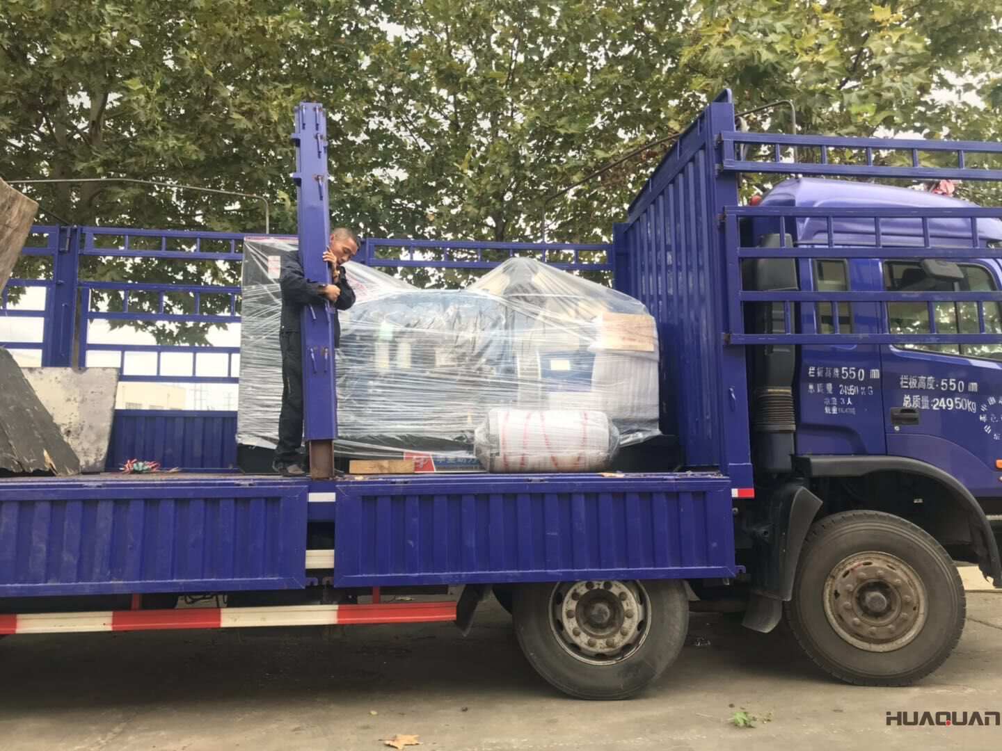 遼寧岳先生10月25日從華全動(dòng)力訂購(gòu)了一臺(tái)300kw底座油箱立柜四保護(hù)柴油發(fā)電機(jī)組，現(xiàn)已順利發(fā)往目的地