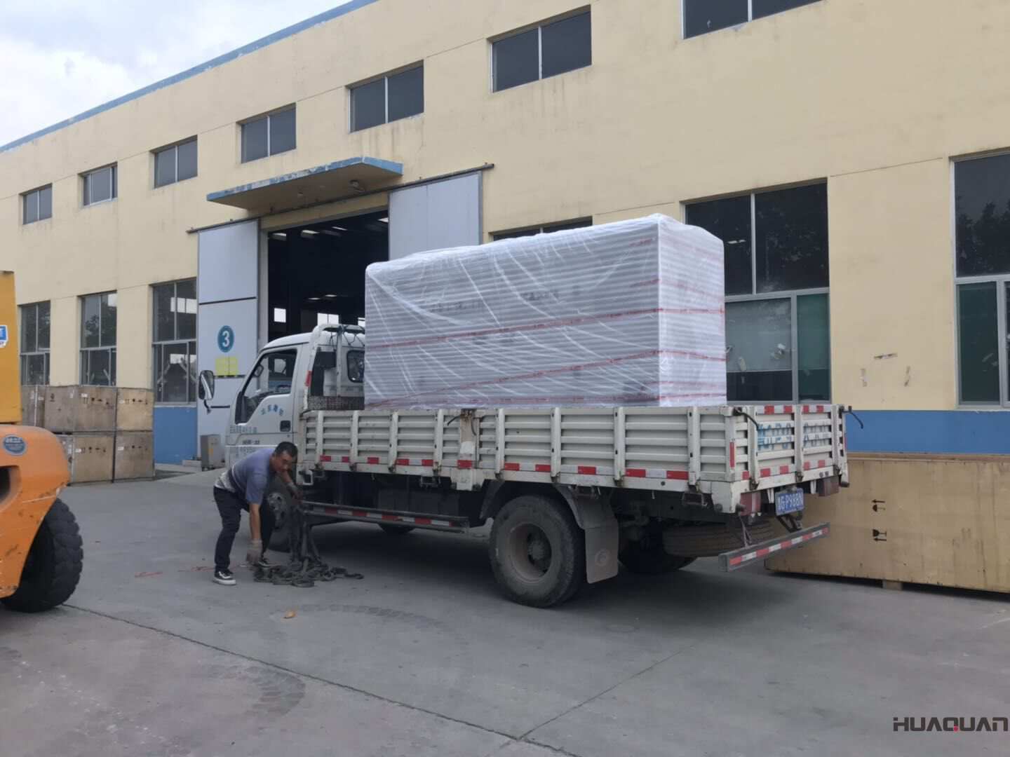 河北申先生10月24日從華全動力訂購了一臺75kw移動靜音拖車柴油發(fā)電機組，現(xiàn)已順利發(fā)往目的地