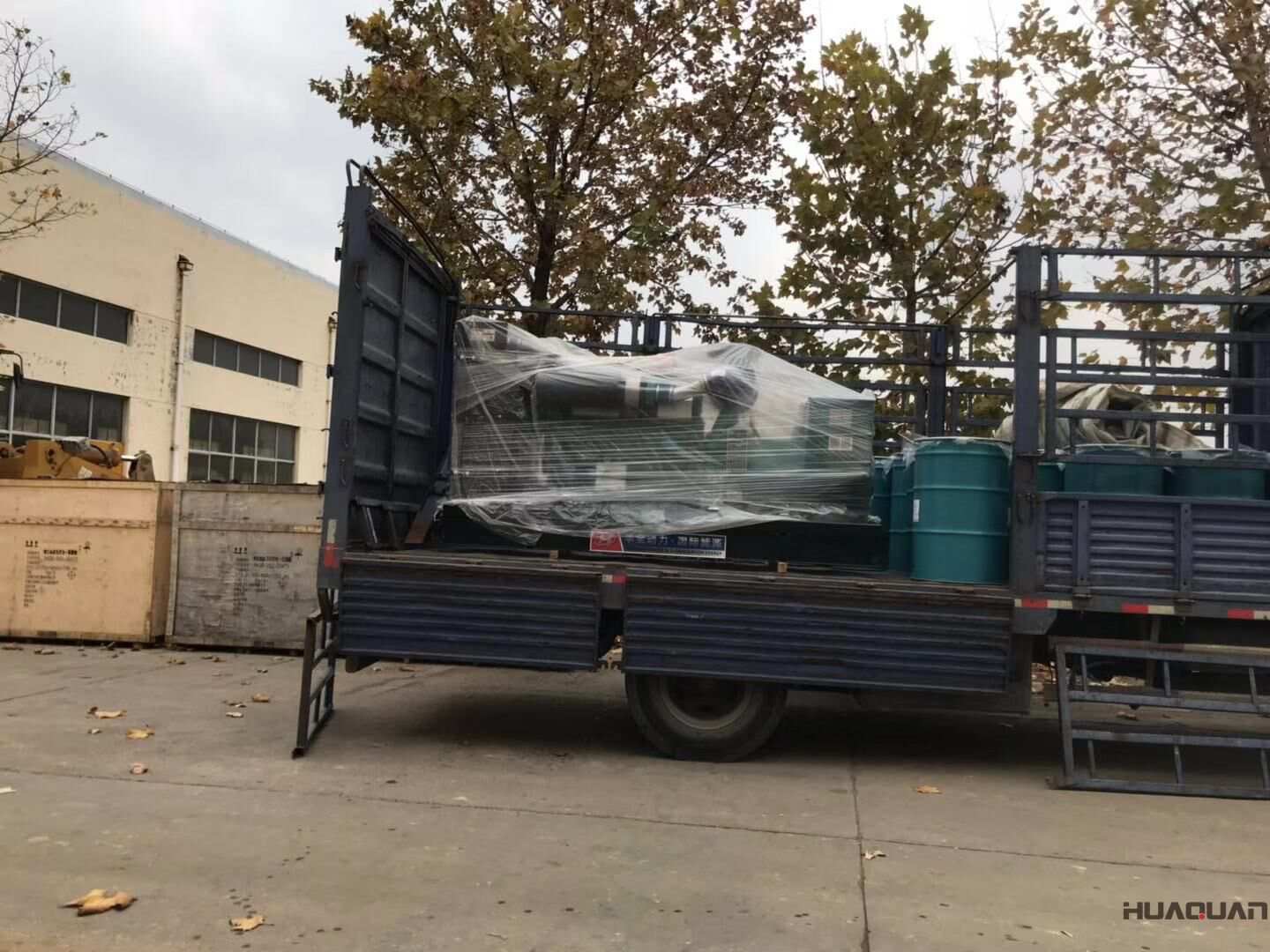 遼寧營(yíng)口的姜先生于11月6日從華全動(dòng)力采購(gòu)了一臺(tái)200kw標(biāo)配柴油發(fā)電機(jī)組，如今已經(jīng)順利發(fā)往目的地