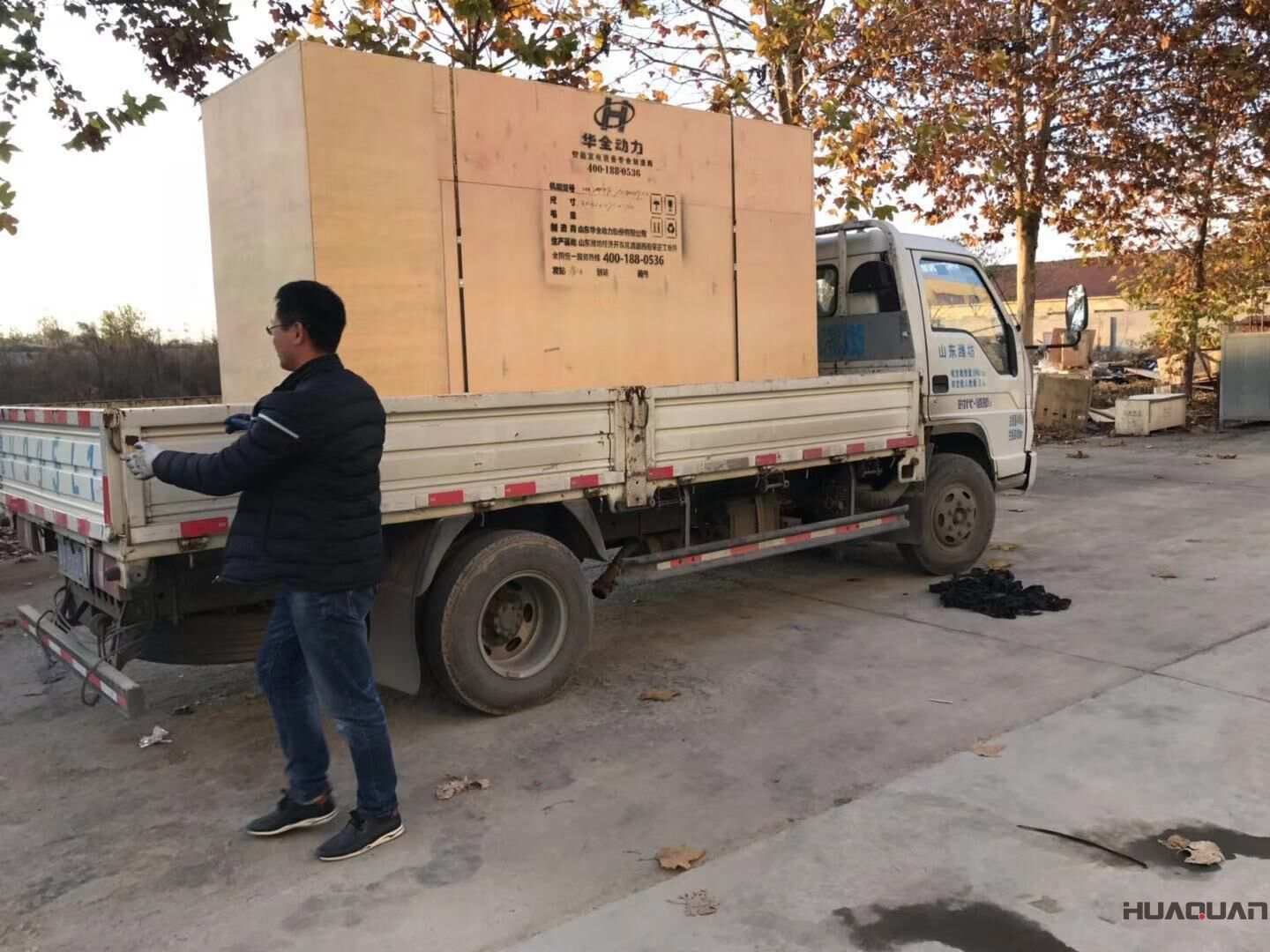 一臺(tái)600kw靜音箱柴油發(fā)電機(jī)組于11月14日從華全動(dòng)力順利發(fā)往吉林省