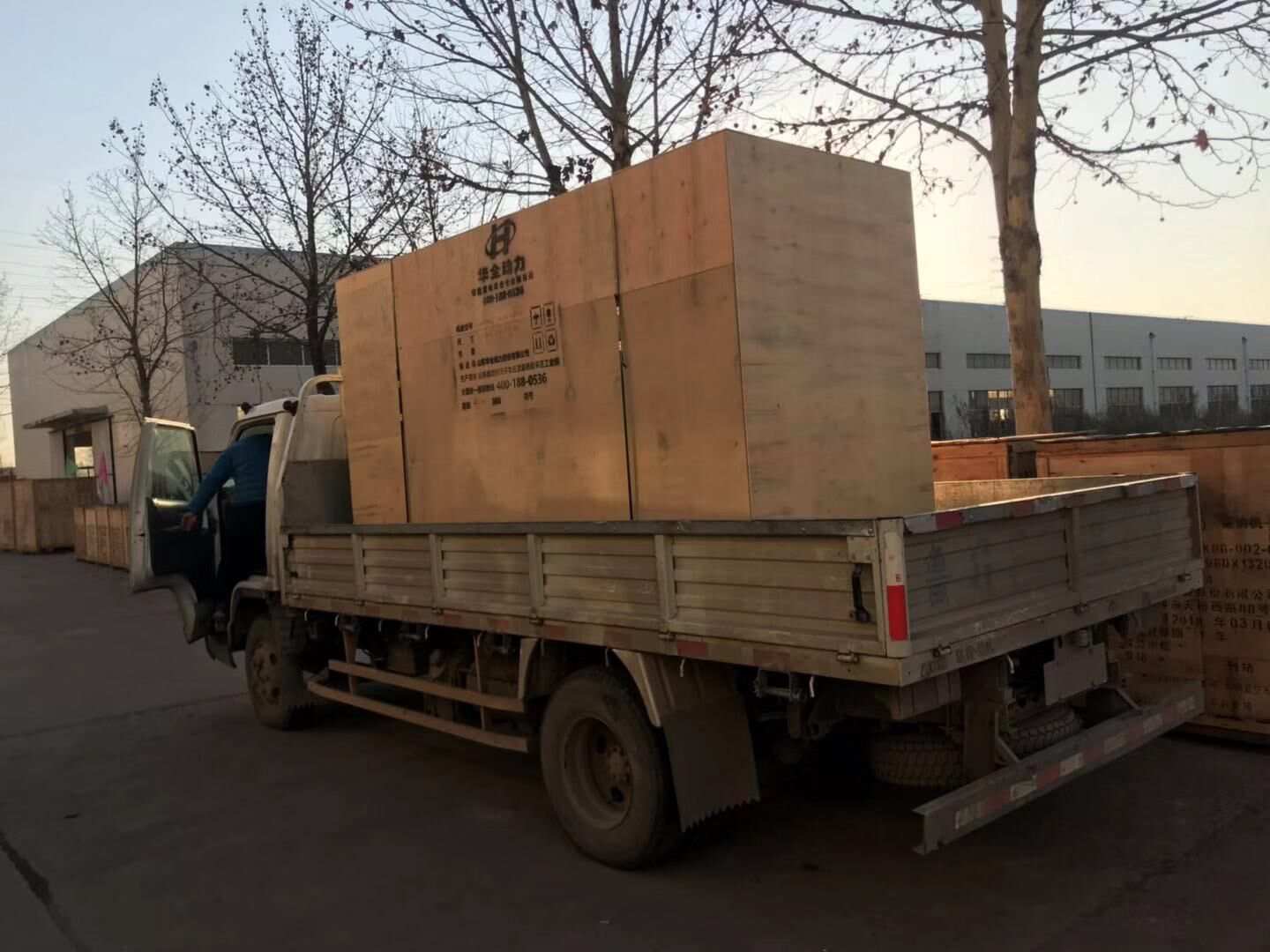 楊先生從華全動力訂購的一臺250kw標(biāo)配柴油發(fā)電機組已于12月14日成功發(fā)往內(nèi)蒙古