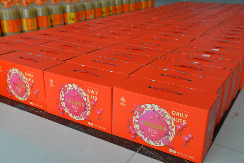 華全集團(tuán)為員工準(zhǔn)備春節(jié)福利-堅(jiān)果禮盒