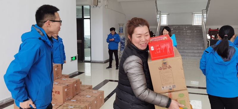 華全集團(tuán)員工領(lǐng)取春節(jié)福利