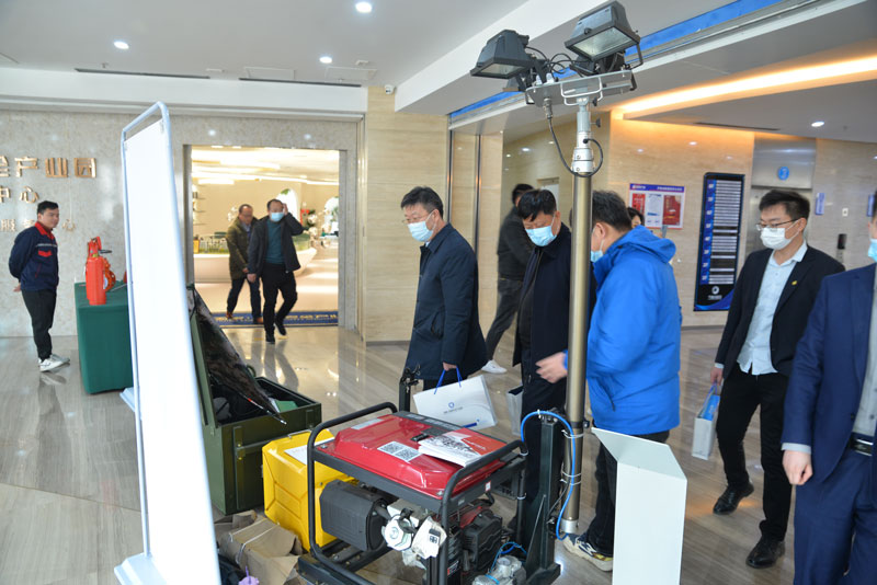 濰坊市領導蒞臨華全動力展位參觀考察發(fā)電機組、儲能電源和水泵機組